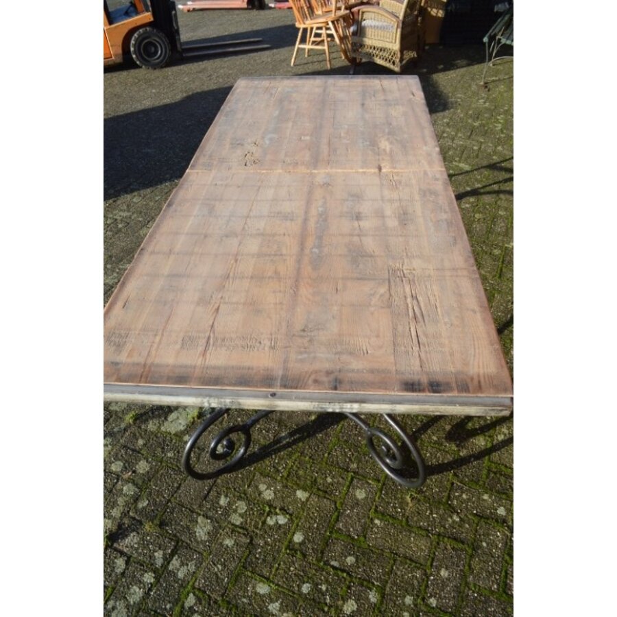 Brutalistische eettafel met steenschotten blad en metalen onderstel-9
