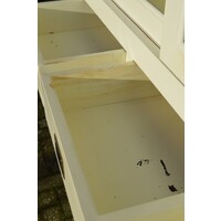 thumb-Witte vitrine servieskast van massief grenen met glazen deuren-4