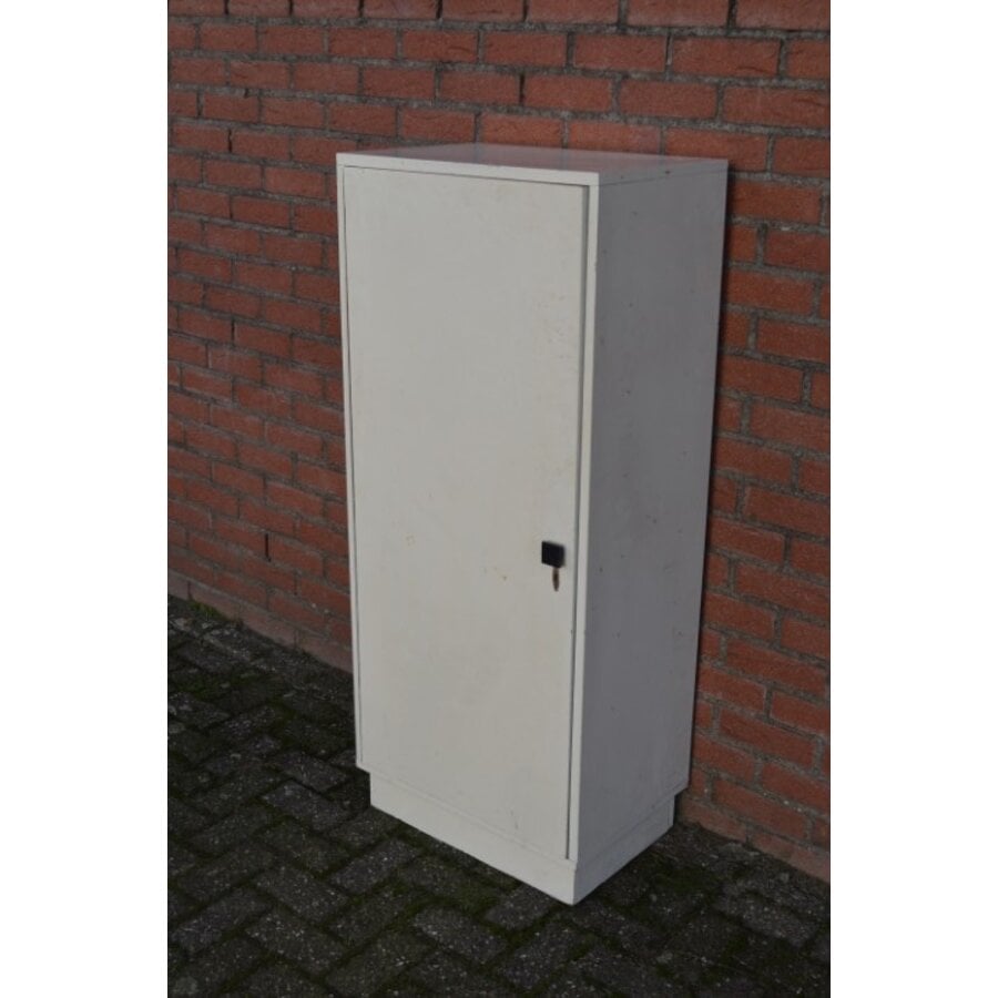 Grijs eendeurs Bruynzeel kastje met lichtblauwe binnenkant-1