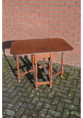 Klapoor eettafel met 2 "klaporen" 