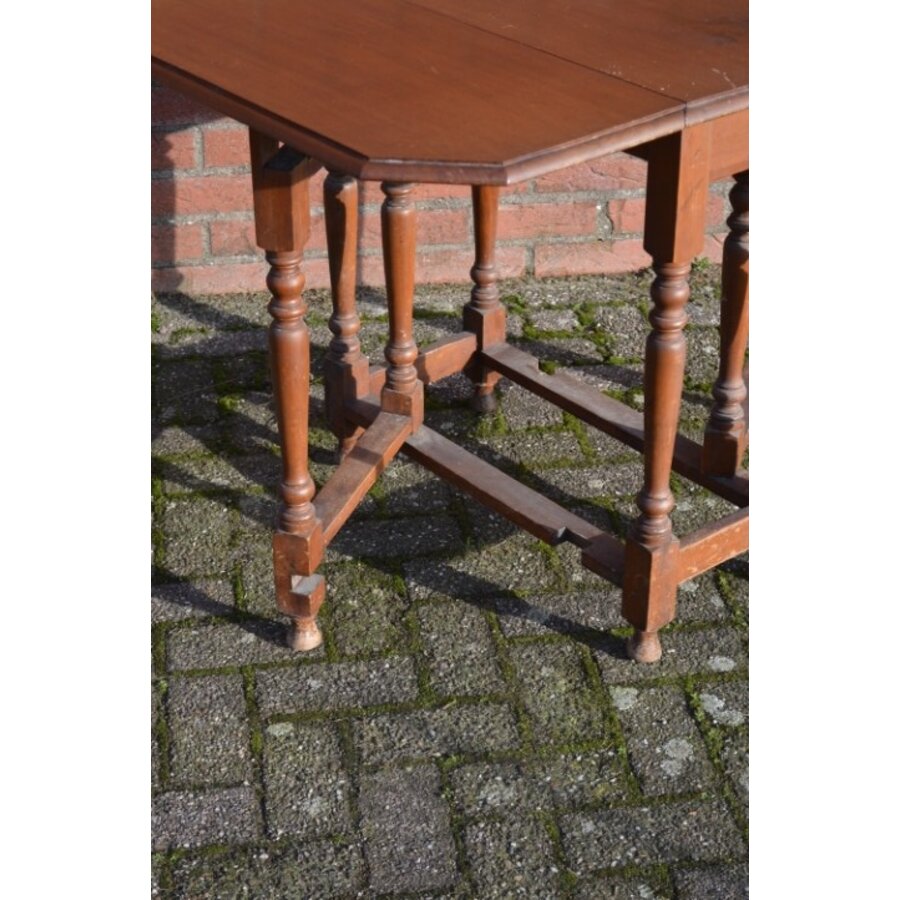 Engelse klapoortafel van eikenhout met twee klapbladen-3