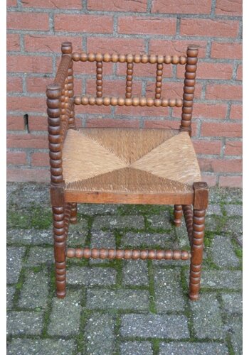 Hoekstoeltje eikenhhout met biezen zitting 