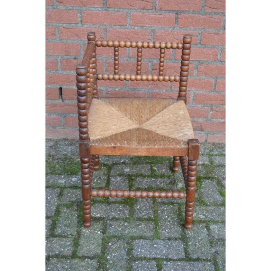 Retro Bobbin hoekstoel van eikenhout met biezen zitting-1