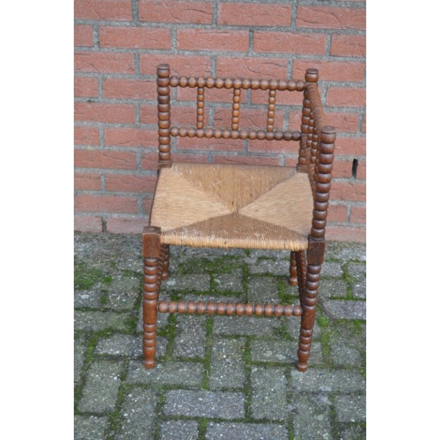 Retro Bobbin hoekstoel van eikenhout met biezen zitting-3