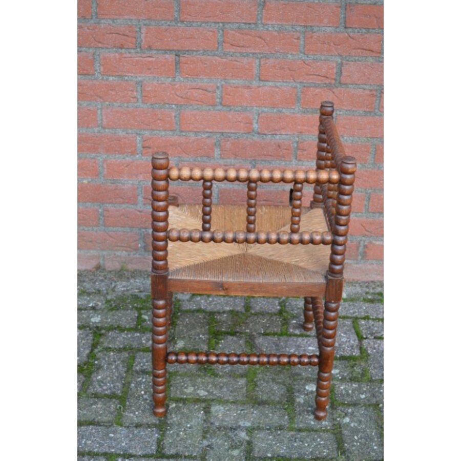 Retro Bobbin hoekstoel van eikenhout met biezen zitting-4