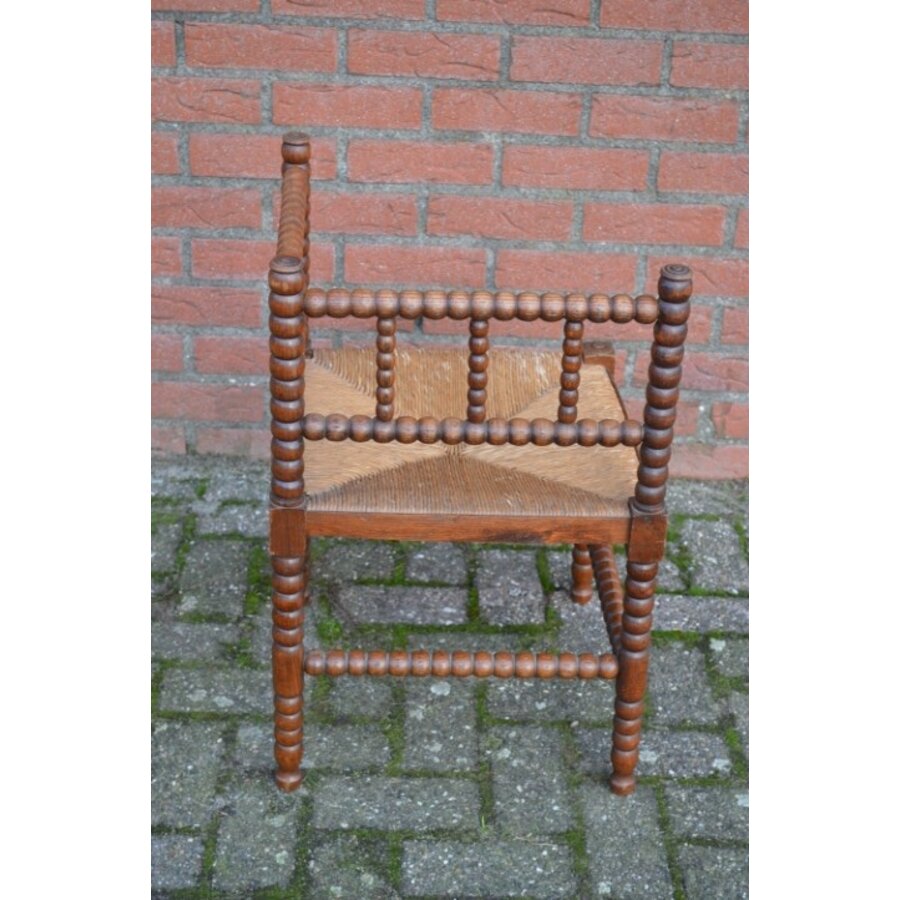 Retro Bobbin hoekstoel van eikenhout met biezen zitting-5