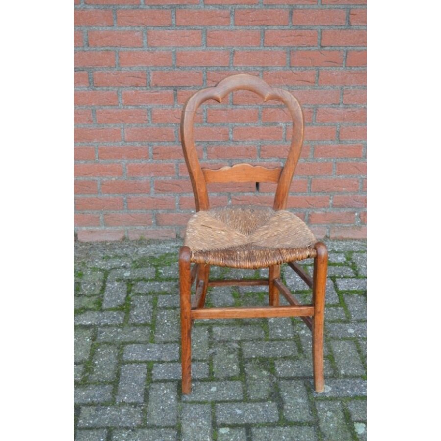 Antiek houten stoeltje met handgevlochten biezen zitting-1