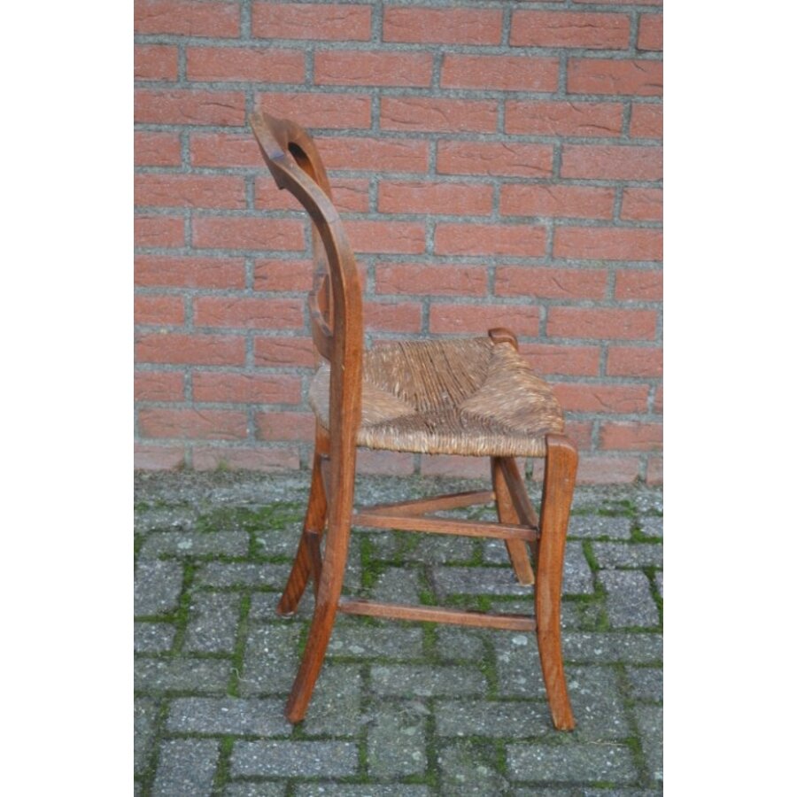 Antiek houten stoeltje met handgevlochten biezen zitting-2