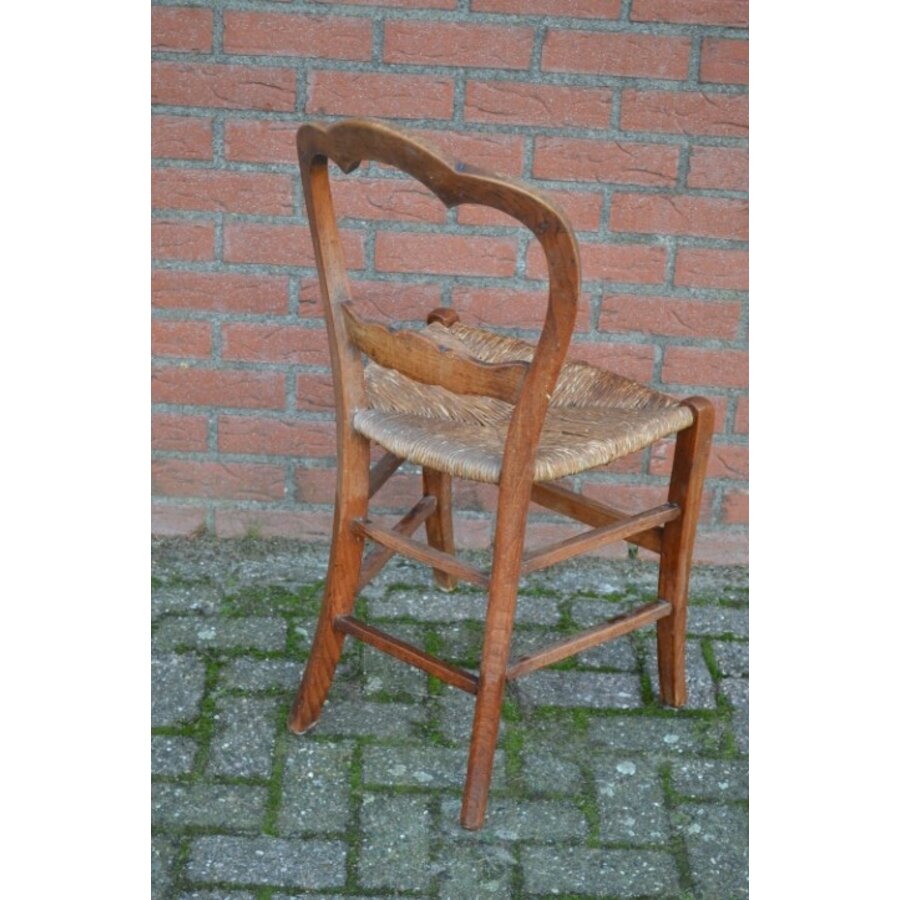 Antiek houten stoeltje met handgevlochten biezen zitting-6
