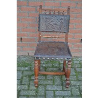 thumb-Antieke Castiliaanse eiken stoel met reliëfleer en leeuwenkoppen-2