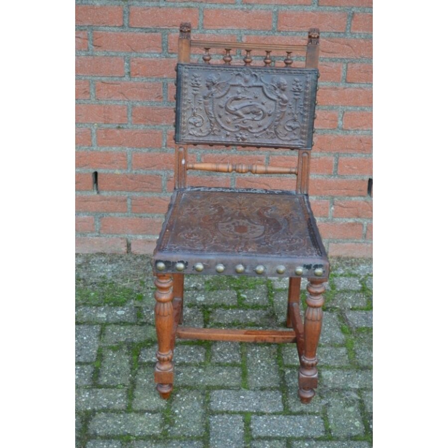 Antieke Castiliaanse eiken stoel met reliëfleer en leeuwenkoppen-2