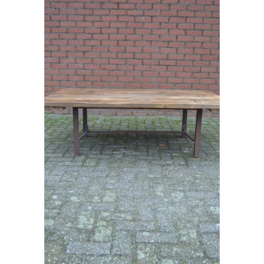 Industriële salontafel van gebruikt steigerhout met metalen frame-3