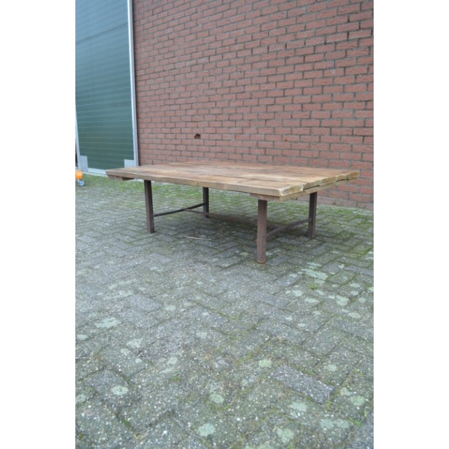 Industriële salontafel van gebruikt steigerhout met metalen frame-4