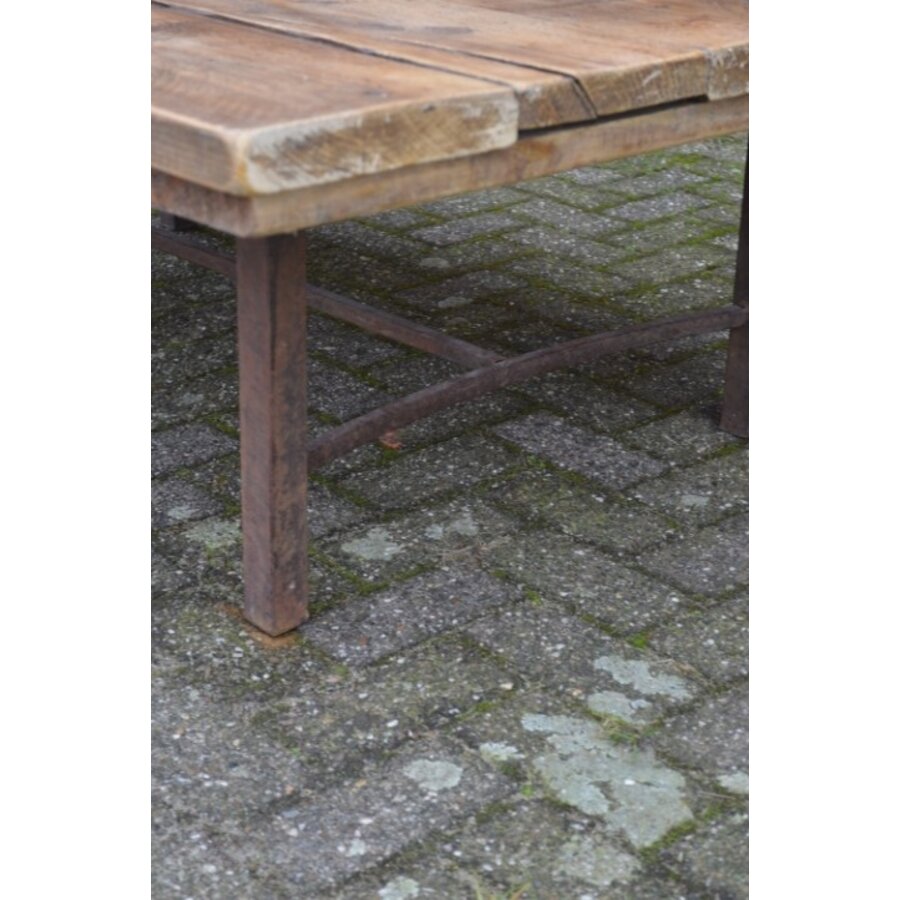 Industriële salontafel van gebruikt steigerhout met metalen frame-7