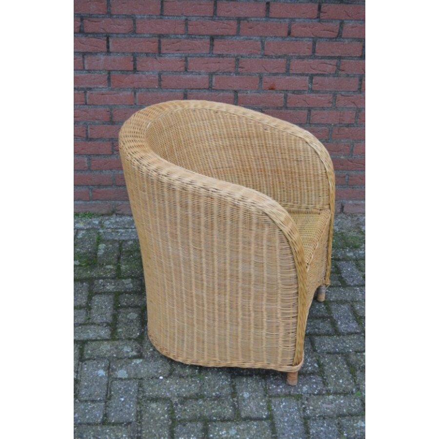 Elegante kuipfauteuil van fijn gevlochten rotan met armleuningen-3