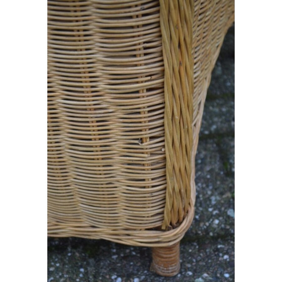 Elegante kuipfauteuil van fijn gevlochten rotan met armleuningen-4