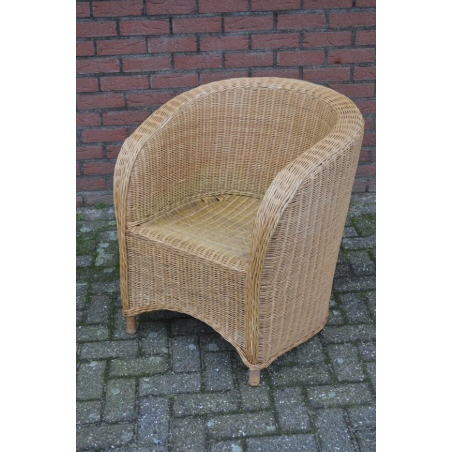 Elegante kuipfauteuil van fijn gevlochten rotan met armleuningen-1