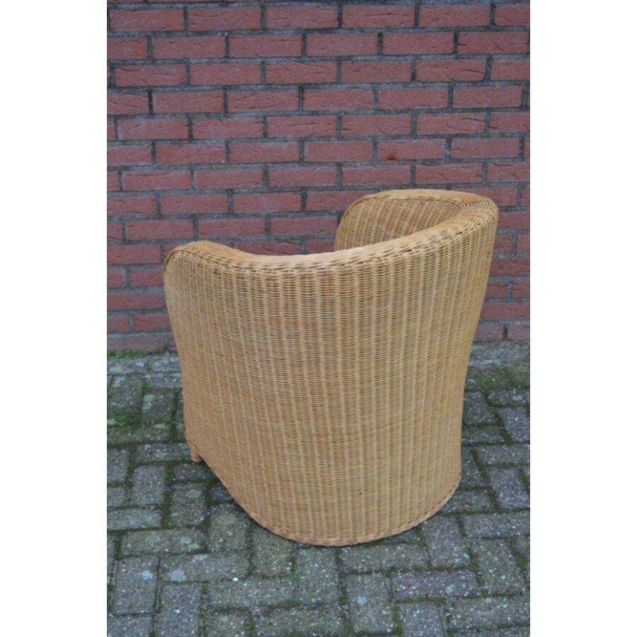 Elegante kuipfauteuil van fijn gevlochten rotan met armleuningen-5