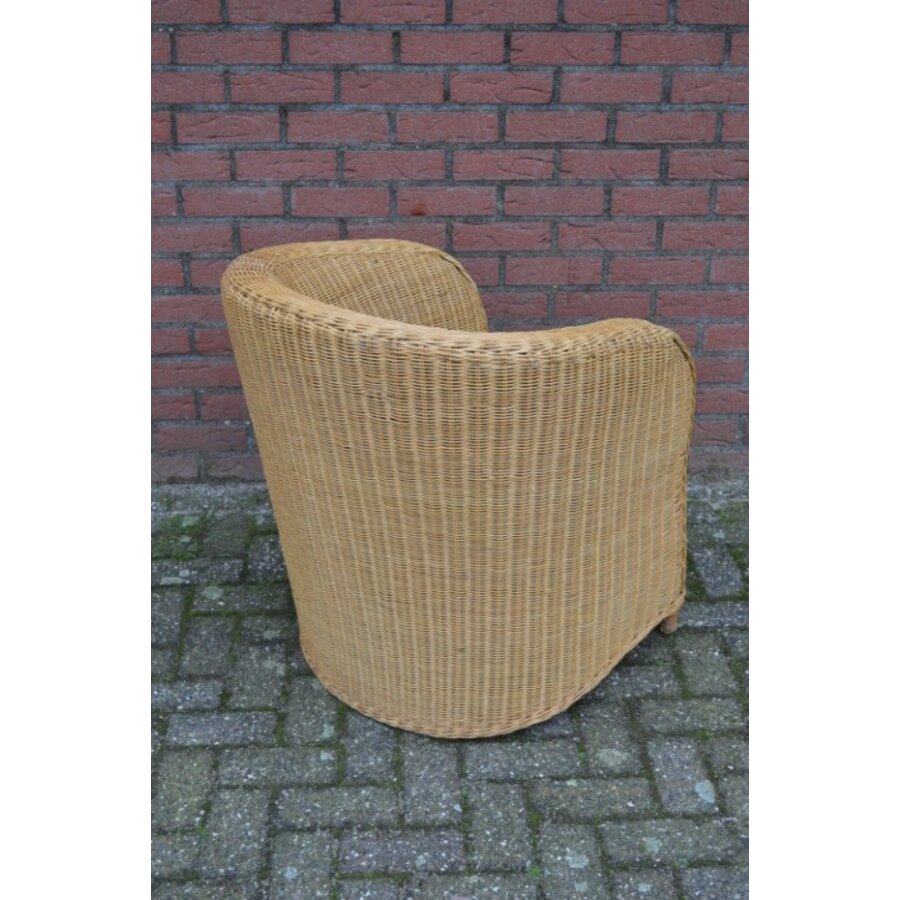 Elegante kuipfauteuil van fijn gevlochten rotan met armleuningen-6