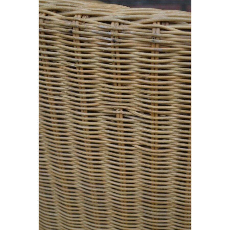 Elegante kuipfauteuil van fijn gevlochten rotan met armleuningen-7