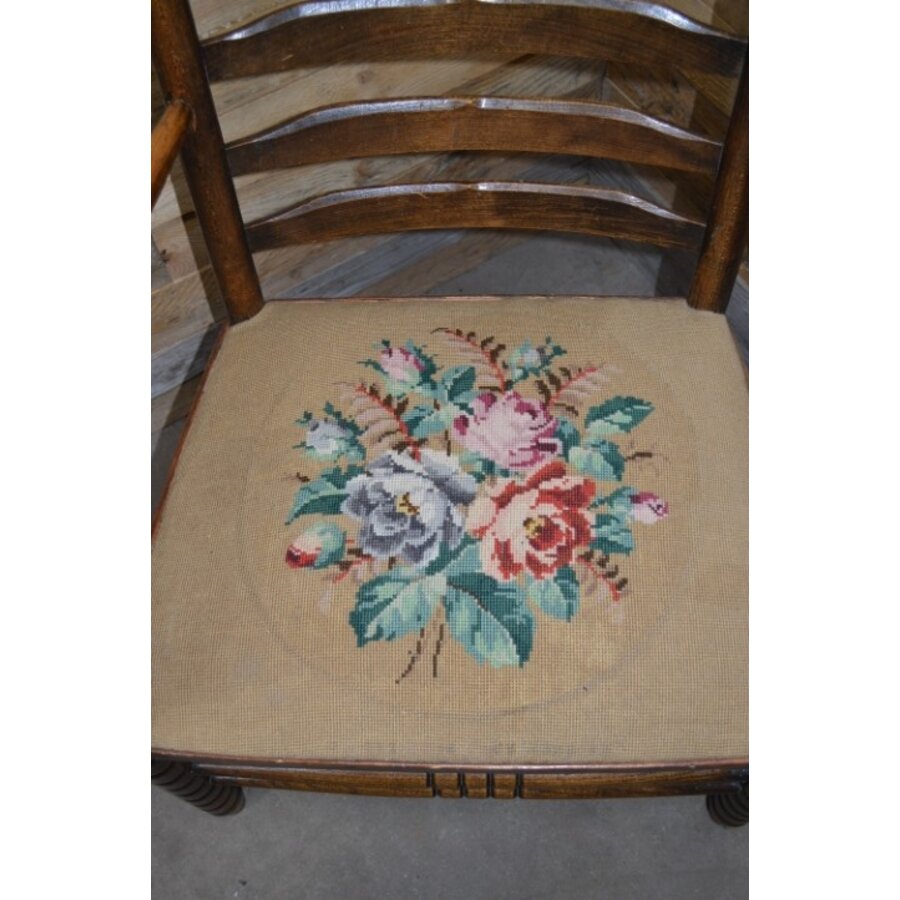 Klassieke houten armstoel jaren 50 met handgeborduurde bloemenzitting-2
