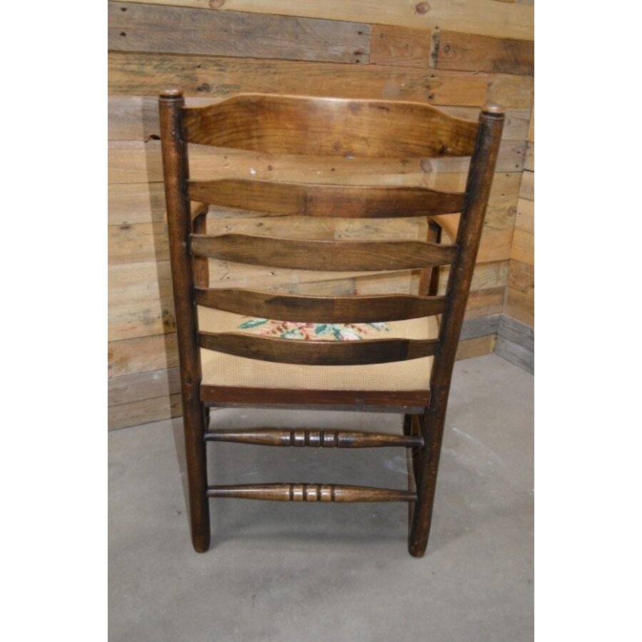 Klassieke houten armstoel jaren 50 met handgeborduurde bloemenzitting-4