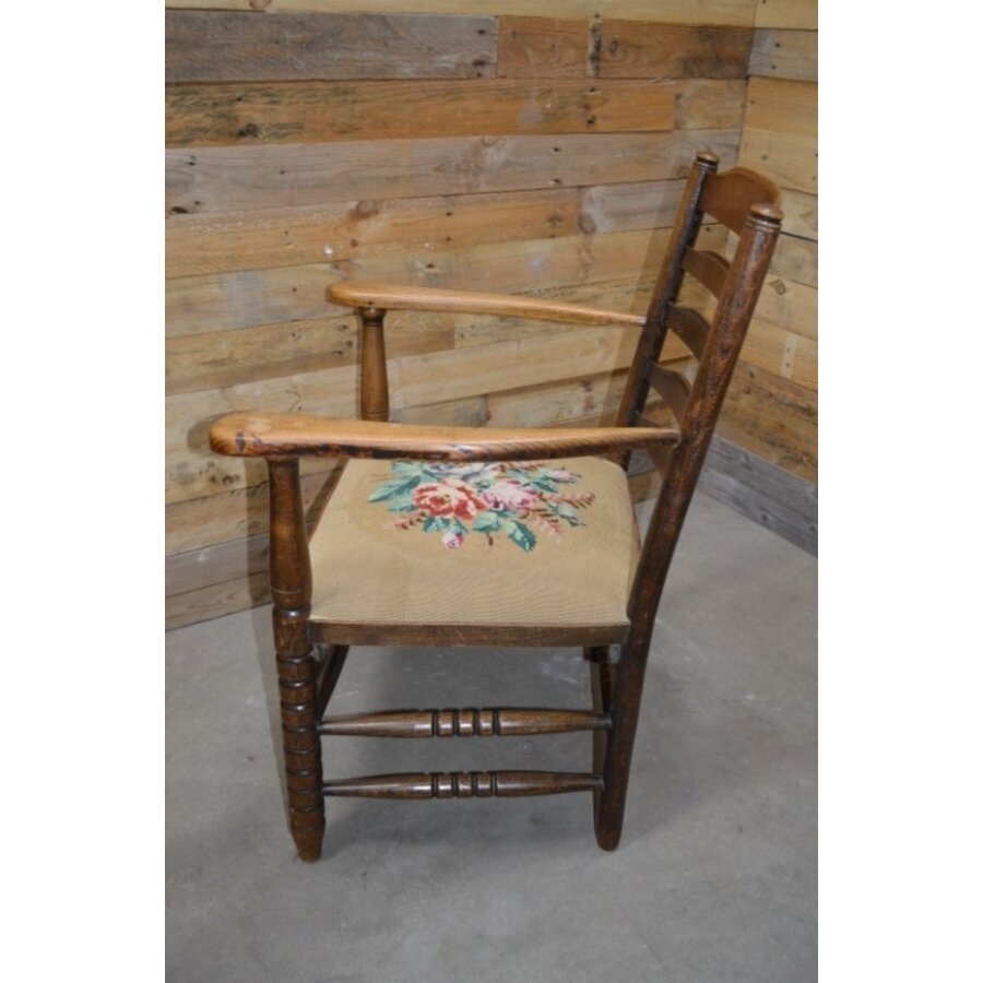 Klassieke houten armstoel jaren 50 met handgeborduurde bloemenzitting-5
