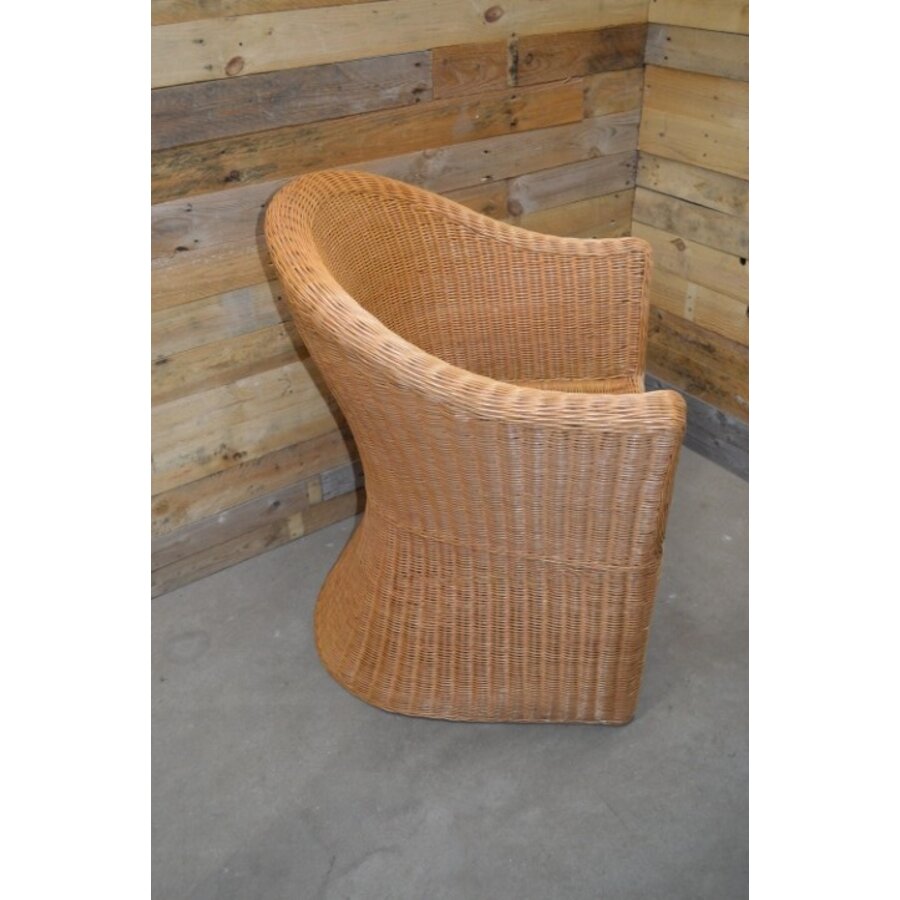 Comfortabele kuipfauteuil van gevlochten rotan met brede armleuningen-3