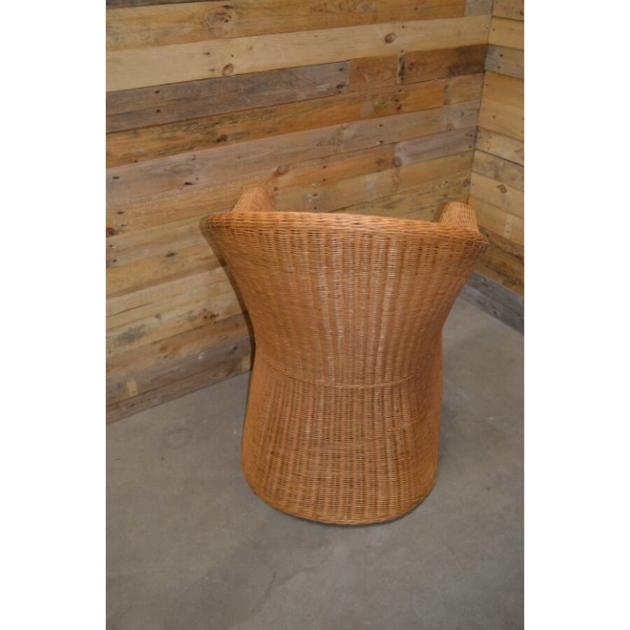 Comfortabele kuipfauteuil van gevlochten rotan met brede armleuningen-4
