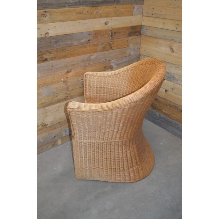 Comfortabele kuipfauteuil van gevlochten rotan met brede armleuningen-5
