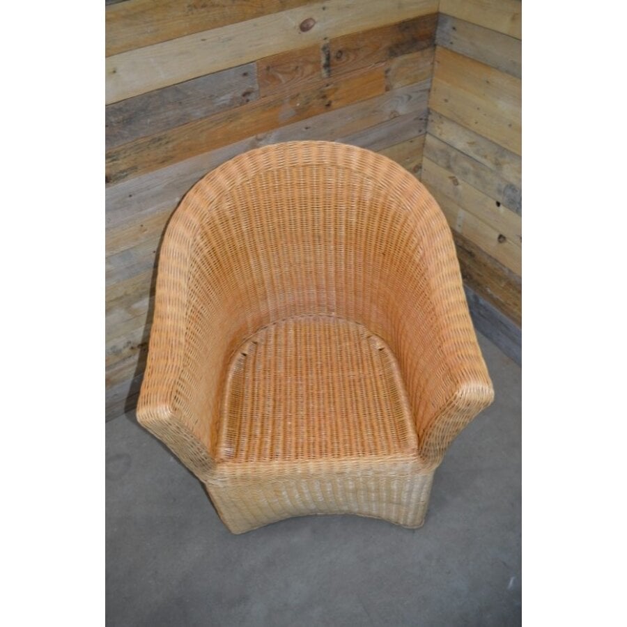 Comfortabele kuipfauteuil van gevlochten rotan met brede armleuningen-6