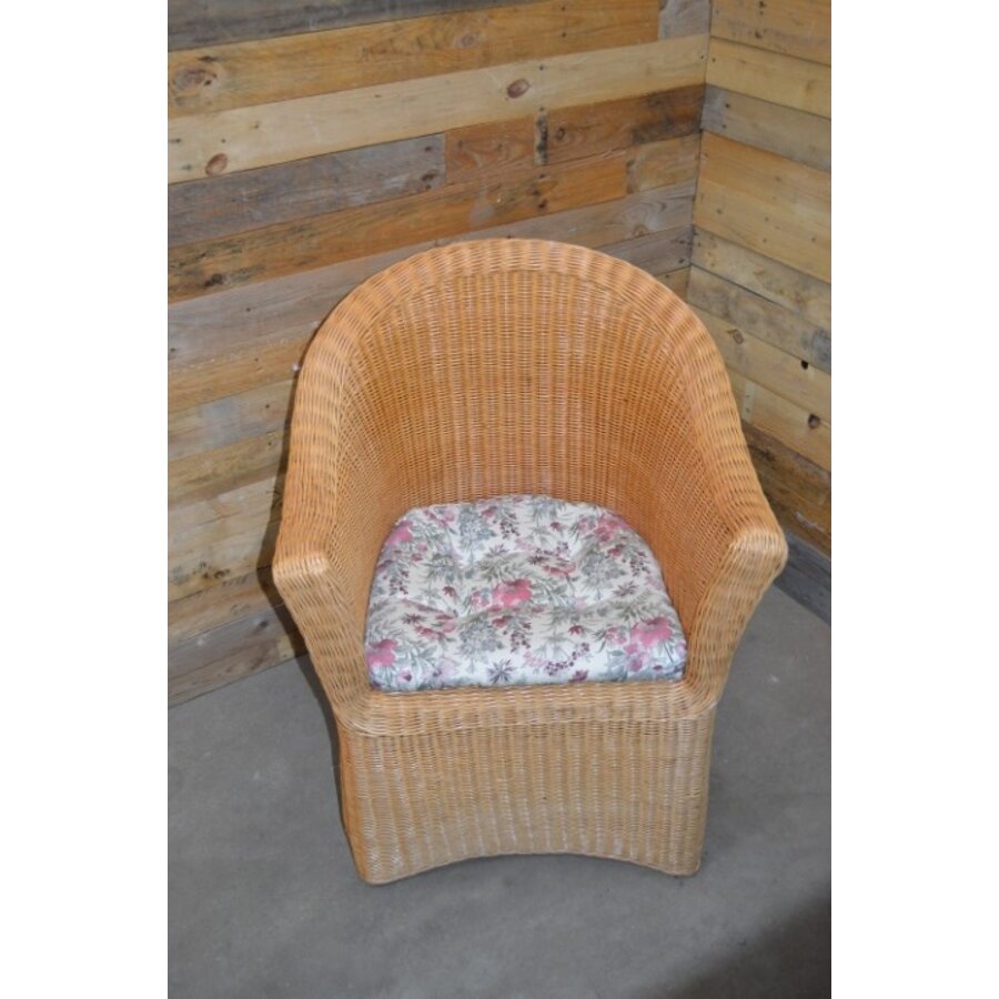 Comfortabele kuipfauteuil van gevlochten rotan met brede armleuningen-1