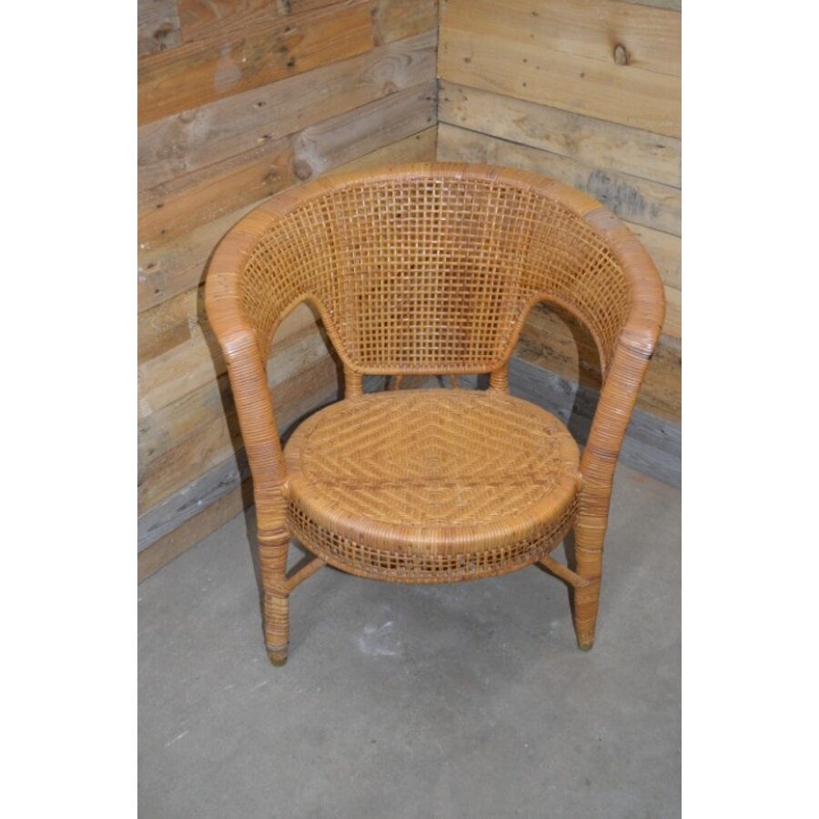 Vintage ronde rotan fauteuil met opengewerkt vlechtwerk en ruitpatroon-1