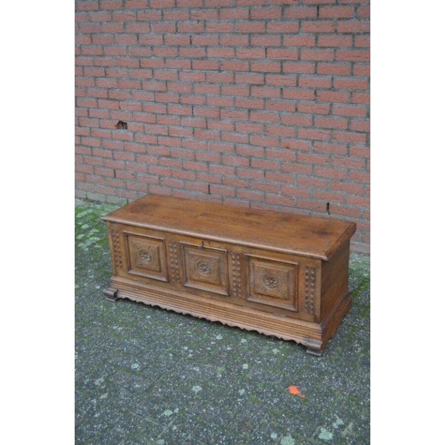 Grote massief eiken klepkist met houtsnijwerk en bloemmotieven-1