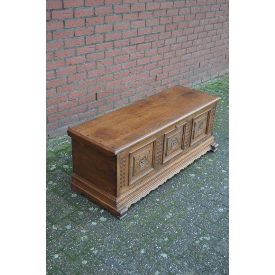 Klepkist massief eiken met houtsnijwerk-2