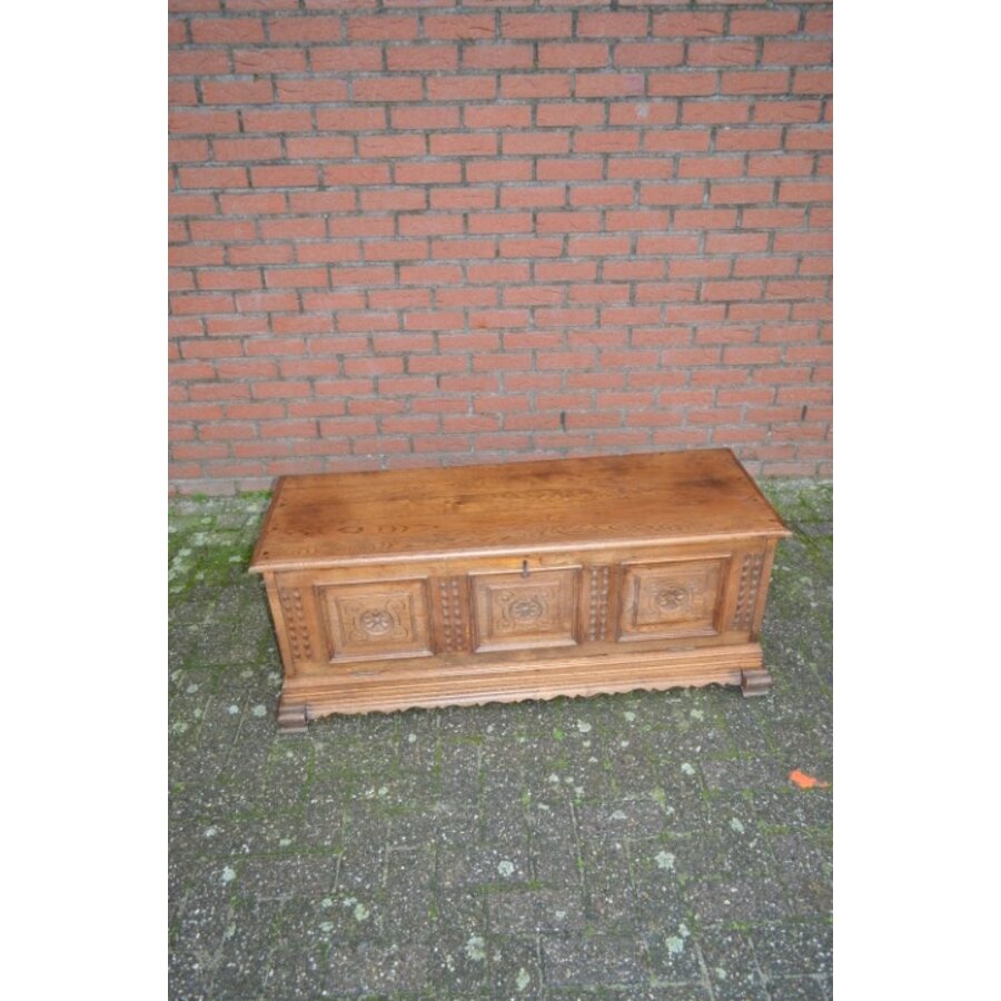 Grote massief eiken klepkist met houtsnijwerk en bloemmotieven-3