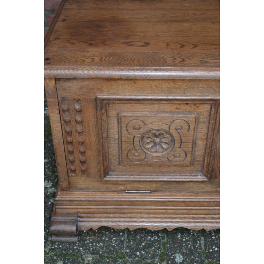Klepkist massief eiken met houtsnijwerk-4