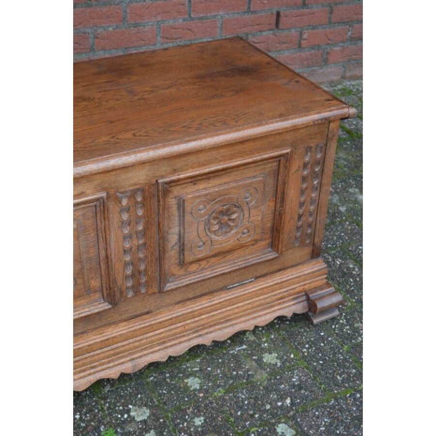 Klepkist massief eiken met houtsnijwerk-5