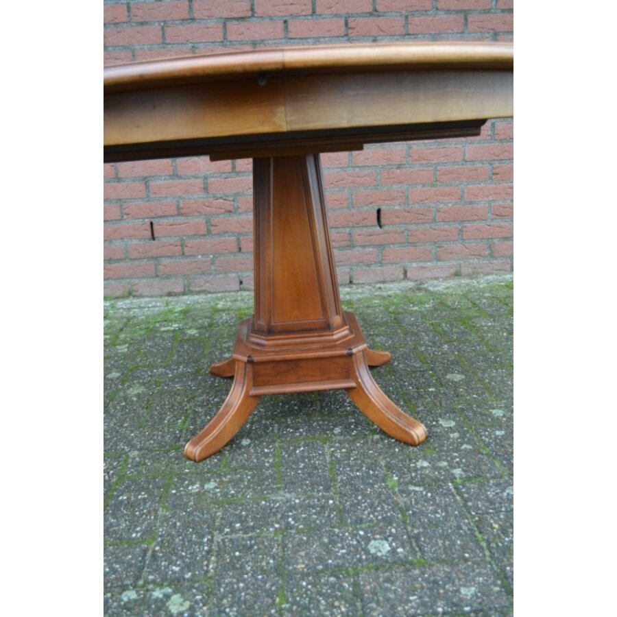 Uitschuifbare ronde kersenhouten eettafel op klassieke kolomvoet-3