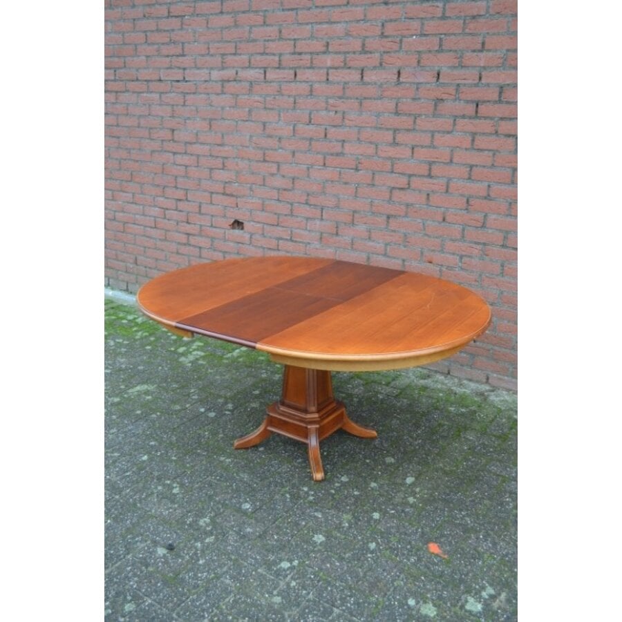 Uitschuifbare ronde kersenhouten eettafel op klassieke kolomvoet-9