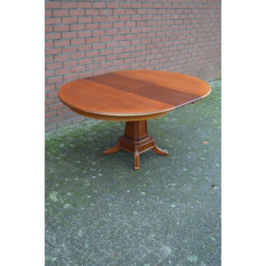 Uitschuifbare ronde kersenhouten eettafel op klassieke kolomvoet-10