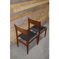 thumb-Set van 2 vintage Deens design teak eetkamerstoelen met zwart skai-8