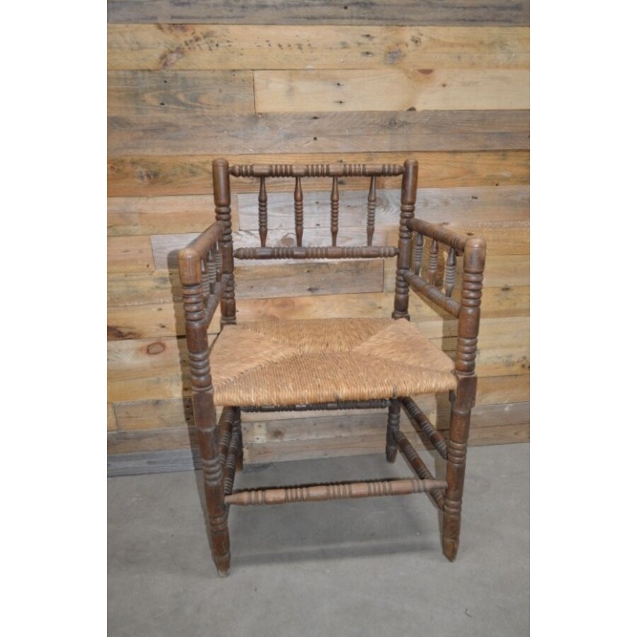 Antiek armstoeltje met biezen zitting-2