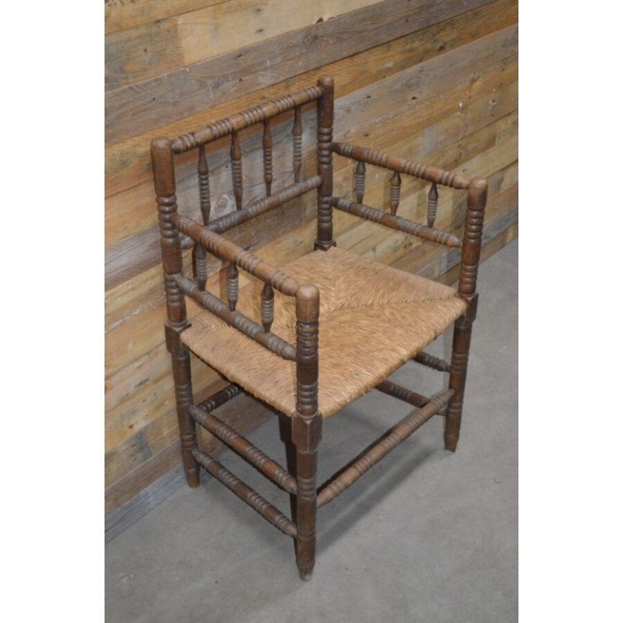 Antieke Nederlandse klosstoel van massief hout met biezen zitting (1920-1940)-1