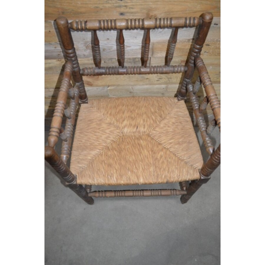 Antiek armstoeltje met biezen zitting-5