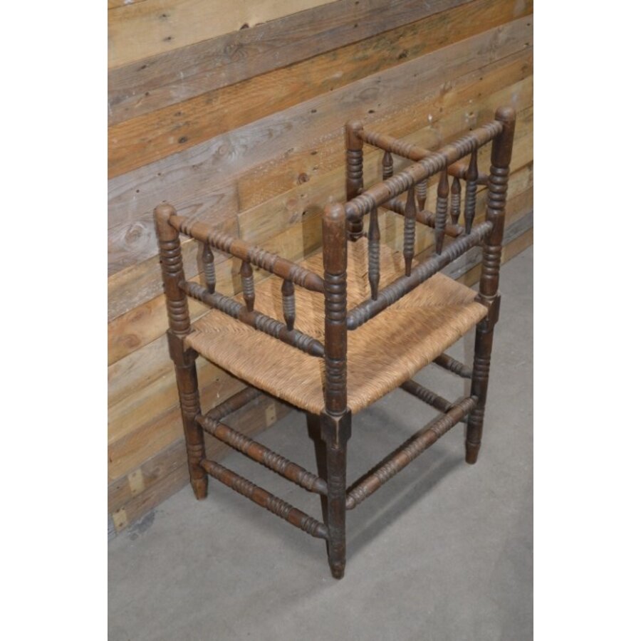 Antiek armstoeltje met biezen zitting-6