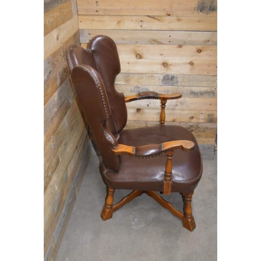 Zeldzame antieke eiken oorfauteuil met donkerbruin lederen bekleding-2