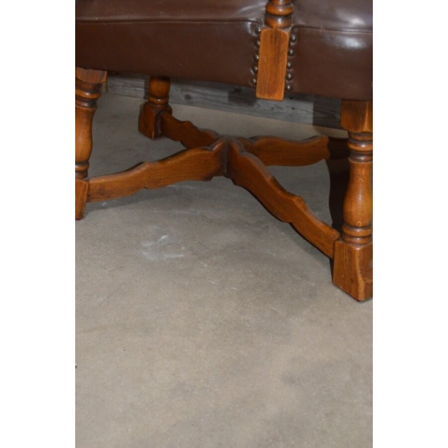 Zeldzame antieke eiken oorfauteuil met donkerbruin lederen bekleding-3