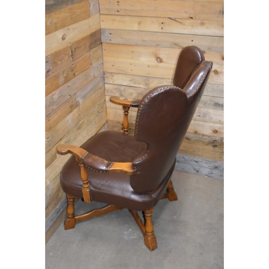 Zeldzame antieke eiken oorfauteuil met donkerbruin lederen bekleding-6