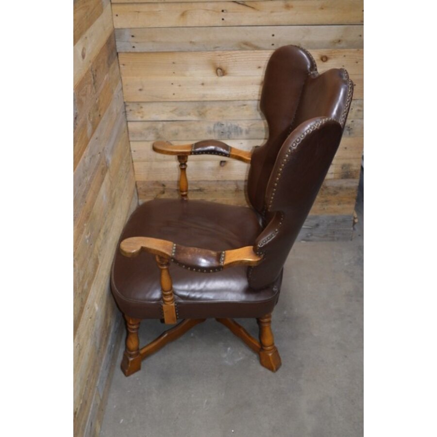 Zeldzame antieke eiken oorfauteuil met donkerbruin lederen bekleding-7